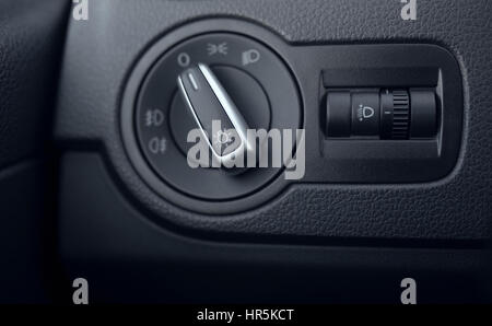 Réglage de la gamme de projecteurs dans la voiture Banque D'Images