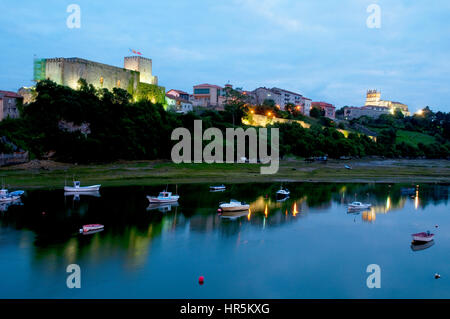 Vue de la nuit de San Vicente de la Barquera. Cantabria, Espagne. Banque D'Images