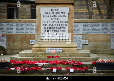 Les Coquelicots du Jour du souvenir de la légion britannique autour de cénotaphe dans le village de Littleborough, Rochdale, Lancashire, England, UK. Banque D'Images