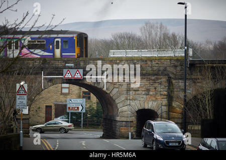 Traverser le village d'arrêt local de pont de chemin de fer du nord de l'unité EMU train approchant Littleborough, Rochdale, Lancashire, England, UK. Banque D'Images