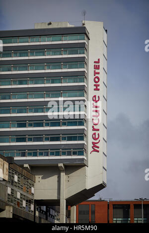 Mercure Hotel design moderniste était Piccadilly Hotel Ramada et Piccadilly conçu par Covell Mathews et partenaires centre-ville de Manchester, Angleterre, Royaume-Uni. Banque D'Images