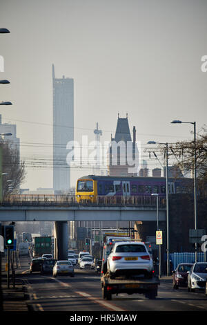 Hyde Road dans une classe du Nord 323 Gorton UEM local l'arrêt de train de Manchester, Angleterre, Royaume-Uni Banque D'Images