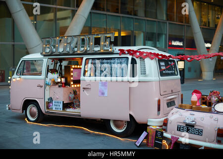 Un camping-car Volkswagen rose Photo Booth avec remorque Mini au numéro 1 de l'Avenue Spinningfiled Square, Manchester, Angleterre, Royaume-Uni Banque D'Images