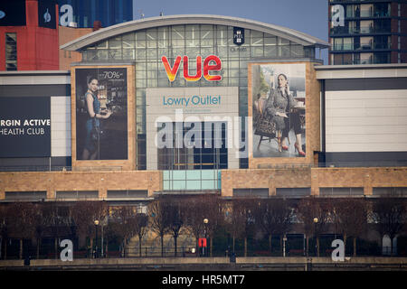 L'MediacityUK Lowry Outlet Mall Complex à travers le Manchester Ship Canal à Salford Quays Salford Manchester en Angleterre,UK Banque D'Images