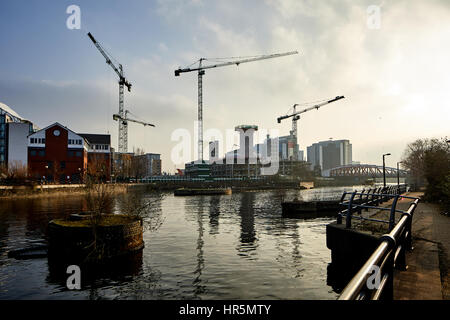 Les travaux de régénération des quais de Manchester, Crane towers sur les banques Manchester Ship Canal à Salford Quays Salford Manchester en Angleterre,UK Banque D'Images