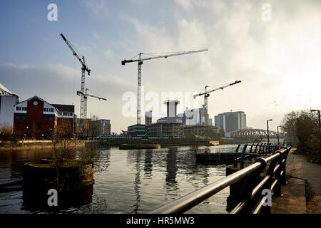 Les travaux de régénération des quais de Manchester, Crane towers sur les banques Manchester Ship Canal à Salford Quays Salford Manchester en Angleterre,UK Banque D'Images