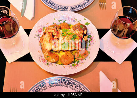 La morue grillée avec des pommes de terre sur une table pour deux Banque D'Images