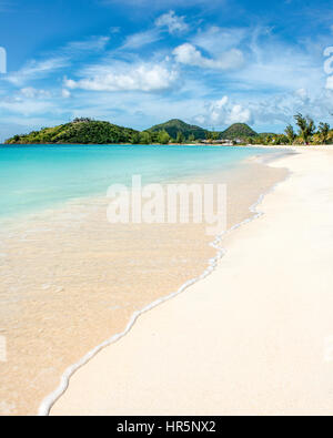 Plage de sable blanc tropicales à Tranquility Bay Antigua, dans l'île des Caraïbes Banque D'Images