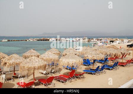 La plage de sable de Skala sur l'île grecque d'Agistri le 12 mai 2016. Moins d'une heure à partir du Pirée, l'île est populaire auprès des athéniens. Banque D'Images