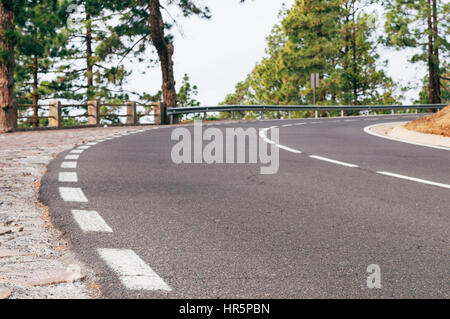 Image floue de la route tournant avec barrière de sécurité dans la région des Highlands Banque D'Images