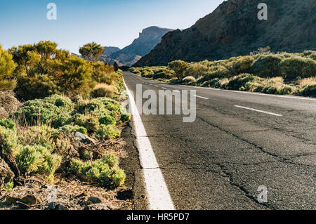 Scenic Route vide avec des montagnes en arrière-plan, Tenerife, Canaries, Espagne Banque D'Images