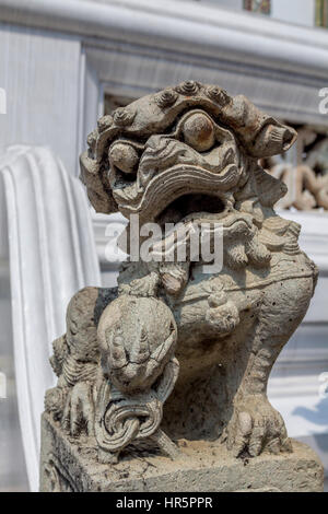 Statue de chien Foo chinois dans la région de Kings Palace, Bangkok, Thaïlande. Cet animal mythique aussi connu en Asie en tant que lion singha Banque D'Images