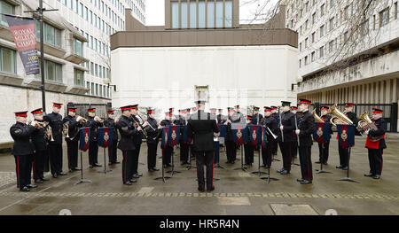 Les Grenadier Guards Band pratiquer leur séquence musicale qui était destinée à être joué à l'évolution de la garde à l'extérieur de Buckingham Palace, mais qui a été modifiée dans la caserne Wellington a proximité en raison de la météo, à Westminster, le centre de Londres. Banque D'Images