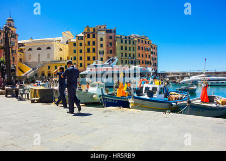 Les marins marchant le long de Via al Porto Camogli port Italie Banque D'Images