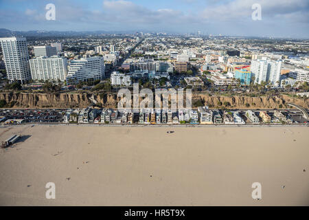 Santa Monica, Californie, USA - 6 août 2016 : Vue aérienne de la plage de Santa Monica, les maisons, et centre des affaires, près de Los Angeles. Banque D'Images