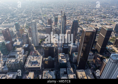 Los Angeles, Californie, USA - 6 août 2016 : épais smog d'embrouille la vue sur l'horizon du centre-ville le long de la 7e rue.. Banque D'Images