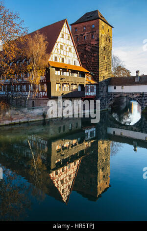 15e siècle bâtiment à colombages et Weinstadle Henkersteg ou pont de pendu reflète dans la rivière Pegnitz. Nuremberg, Bavière, Allemagne Banque D'Images