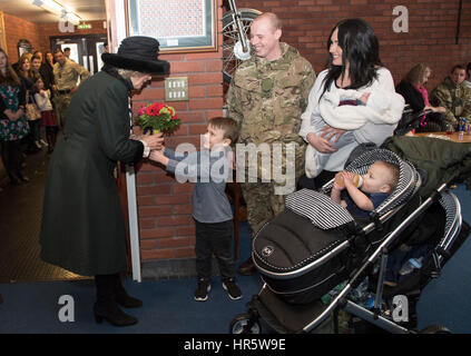 Plus foncée à fleurs Zac présente la duchesse de Cornouailles comme elle rencontre des membres de la famille de soldats qui ont récemment été déployés à l'Iraq au cours d'une visite au 4e Bataillon les fusils en Normandie Barracks, Aldershot. Banque D'Images