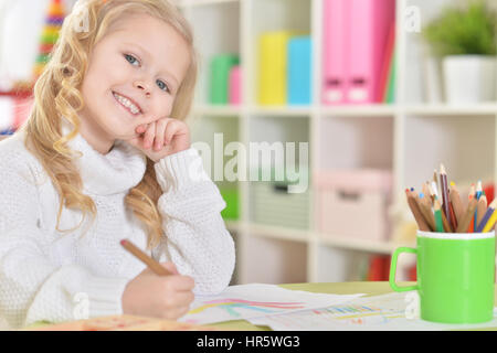 Cute little girl dessin dans sa chambre Banque D'Images