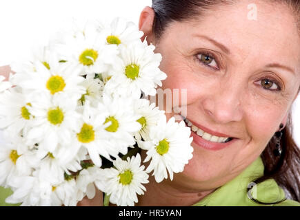 Hauts femme avec des fleurs dans ses mains Banque D'Images