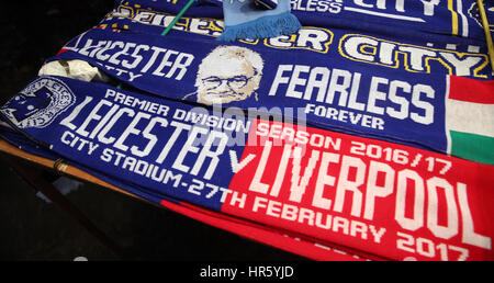 Foulards de Leicester City dispose d''ancien manager Claudio Ranieri en vente avant la Premier League match à la King Power Stadium, Leicester. Banque D'Images