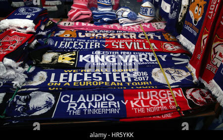 Foulards à vendre en offrant l'ancien gérant Claudio Ranieri avant la Premier League match à la King Power Stadium, Leicester. Banque D'Images