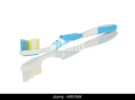 Brosse à dents bleu et blanc avec réflexion sur fond blanc Banque D'Images