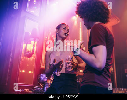 Deux jeunes en discothèque. Amis parler au lounge bar. Banque D'Images