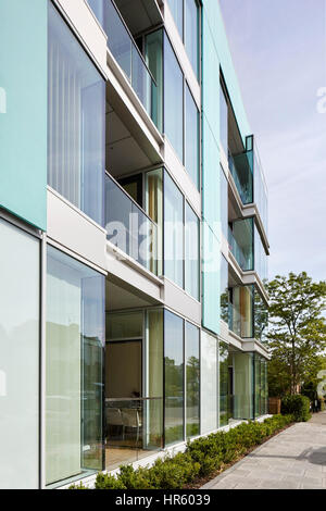 Le long de la perspective façade vitrée. Schéma de Wandsworth, Londres, Royaume-Uni. Architecte : Rolfe Judd Ltd, 2015. Banque D'Images