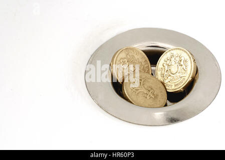 Trois pièces livre britannique coincé dans un drain plughole d'un lot ou d'un évier. Banque D'Images