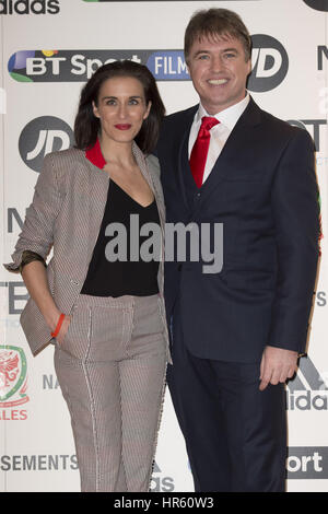 McClure actrice Vickie et directeur Jonny Owen assister à la UK première de ne pas me prendre à la maison, l'histoire du pays de Galles voyage à la demi-finale de l'UEFA Euro 2016, à la vue West End, Londres. Banque D'Images