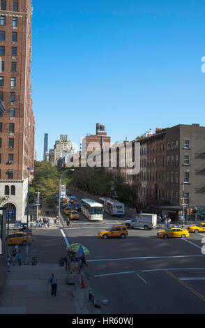 Scène de rue à l'intersection de la 10e Avenue et West 23rd St à partir de la ligne élevée entre Chelsea et le Meatpacking District Manhattan New York City Banque D'Images