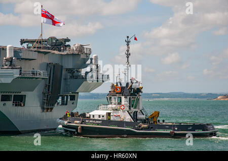 Aider l'indulgent SD porte-hélicoptères HMS Ocean, de s'écarter le port de Portsmouth. Banque D'Images