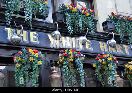 Le White Hart pub dans Whitechapel High Street, London, UK. Banque D'Images