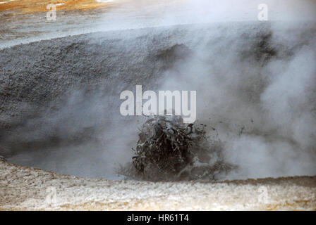 Un spot réputé pour ses bassins à bulles, fosses de boue bouillante et fumante, gaz sulfurique émettant des fumerolles, Namjafall Hevrir, Islande. Banque D'Images