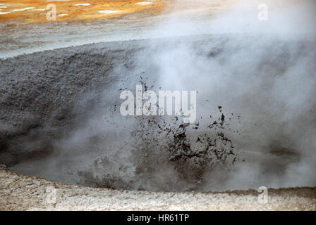 Un spot réputé pour ses bassins à bulles, fosses de boue bouillante et fumante, gaz sulfurique émettant des fumerolles, Namjafall Hevrir, Islande. Banque D'Images