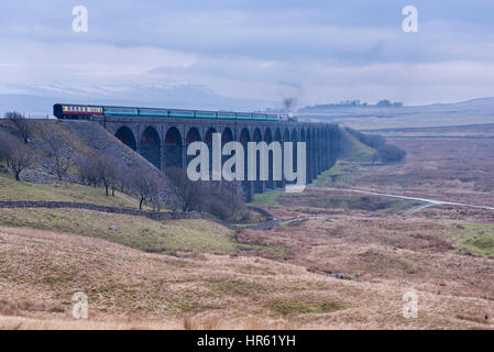 Locomotive, n° 60163 tornade, une toute nouvelle A1 à l'ancienne au Pacifique, voyage à travers le viaduc de Ribblehead avec snow-capped Pen-y-Ghent, au-delà. Banque D'Images