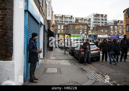 Londres, Royaume-Uni. 25 Février, 2017. Un homme se trouve à l'extérieur du LD50 art gallery à Dalston avec un écriteau "stand-up à l'incitation et l'intimidation' du Banque D'Images