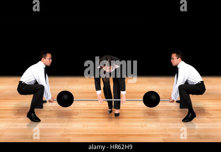 Le travail d'équipe l'activité power - deux gars aider une femme business woman lifting weights Banque D'Images