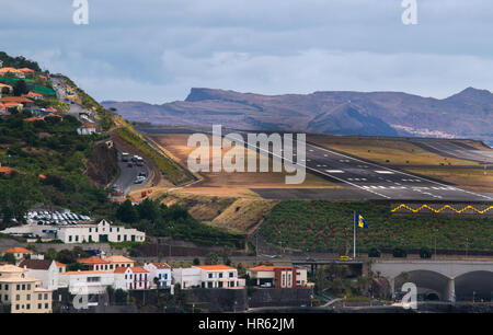 Magnifique vue sur l'aéroport de Madère dans un jour assombri, Portugal, Europe Banque D'Images