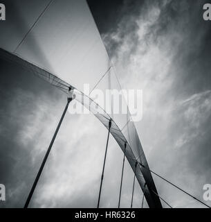 Abstrait Architecture détaillée d'une arche au-dessus d'un pont en noir et blanc Banque D'Images