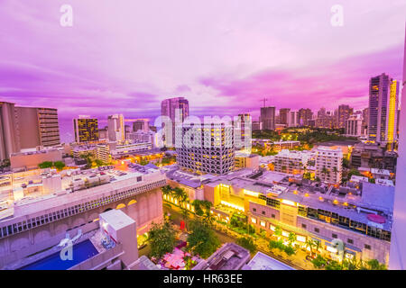 Lumière rose au crépuscule de la ville de Waikiki à Oahu, Hawaii, United States. La vie nocturne de la ville de veilleuses et de concept. Banque D'Images