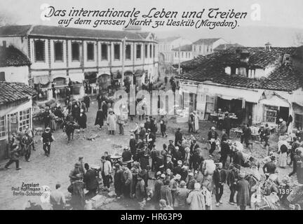 L'allemand la Première Guerre mondiale Carte postale photographique représentant l'agitation d'un marché en plein air, Macédoine, 1915. À partir de la Bibliothèque publique de New York. Banque D'Images