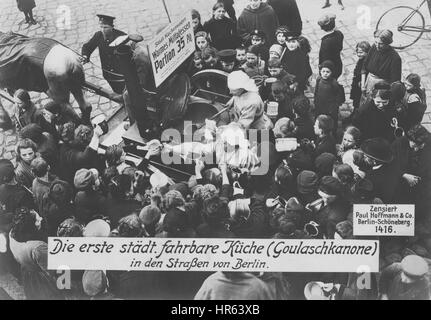 L'allemand la Première Guerre mondiale Carte postale photographique illustrant la première cuisine mobile dans la rue de Berlin, 1900. À partir de la Bibliothèque publique de New York. Banque D'Images