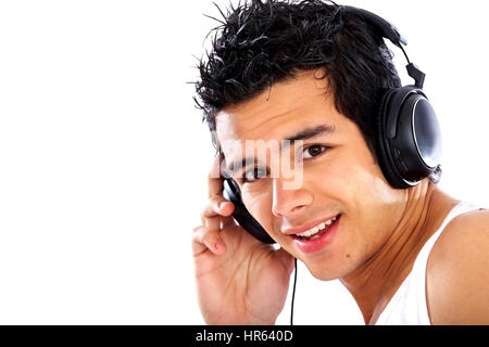 L'homme écoute de la musique en souriant et à heureux isolé sur fond blanc Banque D'Images