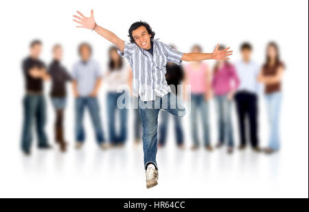 Groupe de gens heureux et souriants occasionnels isolés sur un fond blanc avec un homme de sauter devant tout le monde Banque D'Images