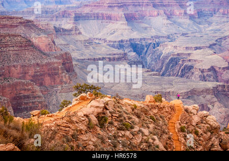 À don le sentier kaibab une femme se dresse sur un belvédère, le Grand Canyon South Rim, le Parc National du Grand Canyon, Arizona, USA. Banque D'Images