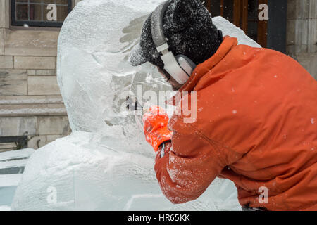 Montréal, CA - 4 Février 2017 : la sculpture sculpteur de glace d'un bloc de glace pendant Frima 'Fête des glaces' sur la rue Saint-Denis. Banque D'Images