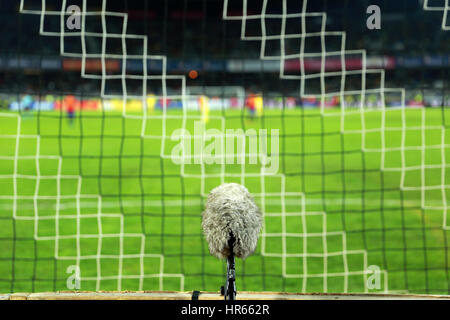 Le sport professionnel microphone sur un terrain de football derrière le filet Banque D'Images