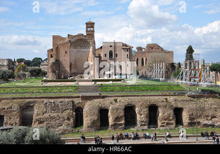 ROME, ITALIE - 15 mars 2016 : les touristes visitant la Domus Aurea, construite par l'empereur Néron à Rome, dans le Forum Romain Banque D'Images